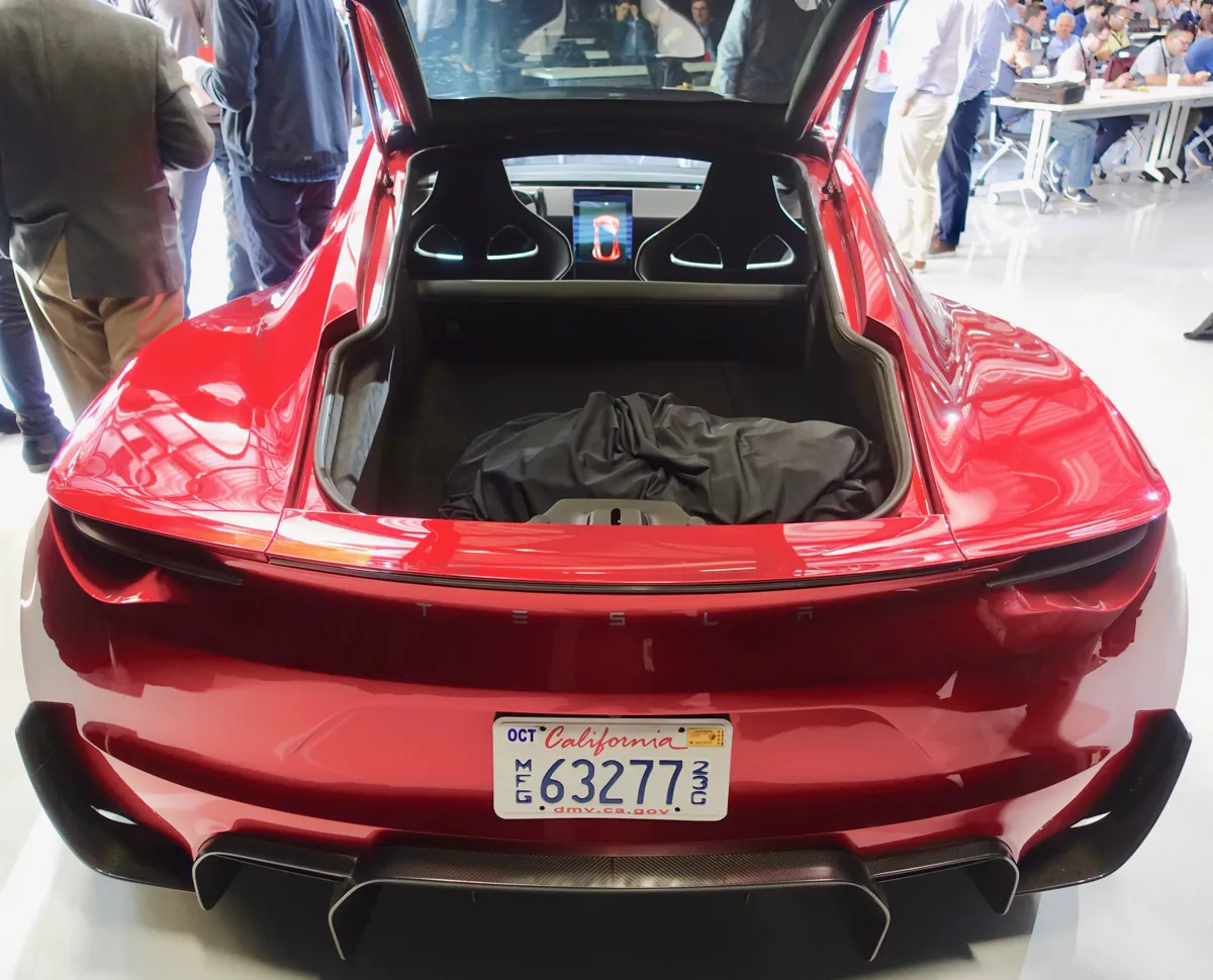 Prototype rouge de la Tesla Roadster présenté en 2017, vue arrière avec le hayon ouvert et le diffuseur en carbone