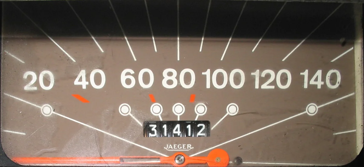 Compteur de vitesse et compteur kilométrique analogiques d'une voiture des années 80
