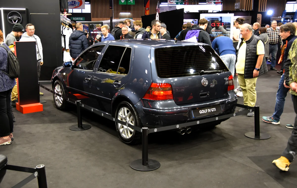 Volkswagen Golf IV GTI de 2002 bleu foncé exposée dans un salon de voitures anciennes, vue de trois quarts arrière